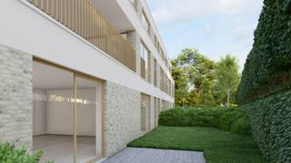 Tellhove is een eigentijds nieuwbouwproject, gelegen aan de Ringlaan in Zandhoven. In deze aantrekkelijke woonomgeving worden 27 stijlvolle appartementen gerealiseerd met een sterke focus op wooncomfort, duurzaamheid en architecturale kwaliteit.<br /><br />De appartementen zijn ontworpen met bijzondere aandacht voor ruimte, licht en leefkwaliteit. Grote raampartijen en ruime terrassen creëren een aangename verbinding tussen binnen en buiten, terwijl de doordachte indelingen zorgen voor optimaal wooncomfort. De hedendaagse architectuur geeft het project een eigentijdse uitstraling die harmonieus aansluit bij de omgeving en tegelijk een herkenbare plaats inneemt in het straatbeeld. Bovendien worden ruime afwerkingsbudgetten voorzien voor keuken, sanitair en vloerafwerking, waardoor toekomstige bewoners hun appartement kunnen personaliseren volgens hun eigen smaak en woonwensen.<br /><br />Ook op vlak van energieprestaties kiest Tellhove resoluut voor de toekomst. De appartementen voldoen aan de BEN-normen en worden uitgerust met geothermische warmtepompen, vloerverwarming en passieve koeling. Zonnepanelen, hoogwaardige isolatie en een energiezuinig ventilatiesysteem D met warmterecuperatie zorgen voor een aangenaam binnenklimaat, een uitzonderlijk wooncomfort en een laag energieverbruik. Dankzij het gunstige E-peil genieten kopers bovendien gedurende de eerste vijf jaar van een vermindering op de onroerende voorheffing. Daarnaast beschikt elk appartement over een kelder- en fietsenberging met laadmogelijkheid voor elektrische fietsen en is er een centraal systeem voorzien voor het laden van elektrische wagens. Voor extra comfort zijn ondergrondse autostaanplaatsen en kelderbergingen beschikbaar, die mee aangekocht worden tegen meerprijs.<br /><br />Dankzij de centrale ligging bevinden winkels, scholen, horeca, sportfaciliteiten en openbaar vervoer zich op korte afstand. Tellhove combineert de rust van een aangename woonomgeving met de voordelen van een levendige gemeente, waardoor het project zowel interessant is voor eigen bewoning als voor investeerders die op zoek zijn naar een duurzame en waardevaste investering.<br /><br />De verkoop gebeurt onder het btw-stelsel. Onder de geldende voorwaarden kunnen kopers bovendien genieten van het verlaagde btw-tarief van 6%, wat Tellhove niet alleen aantrekkelijk maakt voor wie op zoek is naar een nieuwe thuis, maar ook voor investeerders die kiezen voor een duurzame en toekomstgerichte verhuring.