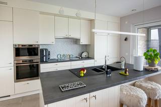 Op zoek naar een instapklare, moderne woning waar comfort en rust centraal staan? Deze woning met 3 volwaardige slaapkamers biedt àlles wat u nodig heeft voor zorgeloos wonen. Een absolute buitenkans!<br /><br />Een doordachte inrichting en kwalitatieve voorzieningen zorgen binnen voor een uitzonderlijk wooncomfort: vloerverwarming, zonnepanelen, rolluiken, screens, domotica, inbouwkasten en inbouwdressing, airco, ventilatie D, ruime berging naast keuken, polyvalente ruimte, ...<br /><br />Buiten wacht een prachtige westgerichte tuin met verzicht. Ideaal om te genieten van zonnige dagen, zonsondergangen en lange zomeravonden.<br />Het ruime terras, de stijlvolle terrasoverkapping, het praktische tuinhuis en robotmaaier maken het luxueuze buitenleven compleet.<br /><br />Troeven:<br />+ Zonnepanelen<br />+ Warmtepomp<br />+ Vloerverwarming<br />+ EPC A+ (E19)<br />+ Instapklaar en perfect onderhouden<br />+ Ruime oprit (4 auto's)<br />+ Master bedroom met dressing (Camber)<br />+ Ventilatie D<br />+ Airco in leefruimte en alle slaapkamers<br />+ Domotica (NHC)<br />+ Westgerichte tuin en terras met veel privacy<br />+ Tuinhuis met veel bergruimte<br />+ Hyperuitgeruste terrasoverkapping (Renson)<br />+ Screens, rolluiken en vliegenramen<br />+ Regenwaterput 7.500l<br />+ Elektriciteit conform<br />+ Vrij bij akte<br /><br />Een woning waar werkelijk aan alles is gedacht.<br />Hier geniet u vanaf dag één van ruimte, privacy, comfort en een zorgeloze toekomst. Maak snel een afspraak en ontdek waarom deze woning de ideale plek is om thuis te komen. Mis deze kans niet!<br /><br />Afspraak via Dewaele.com of 0472/18.38.39<br /><br />De algemene voorwaarden van Dewaele DIY kunt u steeds raadplegen via dewaele.com.<br /><br />Bestuursmaatregelen in het maatregelenregister: in aanvraag
