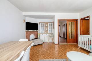 <p>Te koop: instapklaar appartement met 2 slaapkamers in het hart van Mechelen, op wandelafstand van winkels, scholen en openbaar vervoer.</p>
<p> </p>
<p>Dit appartement combineert een praktische indeling met een uitstekende ligging. Dankzij de conforme attesten kan u meteen intrekken zonder nodige werken. Gelegen pal in het centrum, geniet u van alle stadsvoorzieningen binnen handbereik. Met twee volwaardige slaapkamers is het ideaal voor koppels, kleine gezinnen of als investering.</p>
<p> </p>
<p>Belangrijkste ruimtes:<br />• Ruime inkomhal<br />• Woonkamer met natuurlijke lichtinval<br />• Keuken<br />• Twee slaapkamers, beide volwaardig in grootte<br />• Badkamer met ligbad en wastafel in meubel<br />• Berging met aansluiting wasmachine<br />• Apart toilet</p>
<p> </p>
<p>• 2 extra bergingen bij aan te kopen voor €5.000 (2 m² en 4 m²)<br />• Binnen staanplaats bij aan te kopen voor €25.000</p>
<p> </p>
<p>Troeven:<br />• Instapklaar met conforme attesten<br />• Centrale ligging in Mechelen<br />• Twee volwaardige slaapkamers</p>