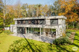 <p><span>Moderne villa, afgewerkt met luxueuze en kwalitatieve materialen met o.a. vier slaapkamers, twee ingerichte badkamers en dubbele inpandige garage, residentieel gelegen nabij het centrum van Kalmthout – Heide, op een zuid gericht perceel van ca. 4.478 m². </span></p><p><span> </span></p><p><span>INDELING</span></p><p><span> </span></p><p><span>Gelijkvloers: </span></p><p><span>Bij binnenkomst betreedt u de inkomhal met een gastentoilet en vestiaire. De ruime leefruimte van ca. 66 m² is verdeeld in een eet- en zitruimte met een sfeervolle gashaard en een open keuken. Het overdekte terras is bereikbaar vanuit zowel de keuken als de leefruimte. Grote raampartijen zorgen voor veel lichtinval en bieden een prachtig uitzicht over de tuin. Aangrenzend aan de keuken vindt u een bijkeuken/wasplaats met aansluitingen voor een wasmachine en droogkast, die tevens toegang biedt tot de dubbele inpandige garage van ca. 42 m². Naast de garage bevindt zich een technische ruimte. Aan de voorzijde van de woning is er een bureau van ca. 23 m². </span></p><p><span> </span></p><p><span>1e verdieping: </span></p><p><span>Via de trap bereikt u de eerste verdieping, waar zich de masterbedroom bevindt met een dressing en een ensuite badkamer. Deze is voorzien van een dubbele lavabo, toilet, ligbad, en inloopdouche. Verder zijn er drie ruime slaapkamers op deze verdieping, waarvan één met dressing en twee met ingemaakte kasten. Er is ook een tweede badkamer met een dubbele lavabo, toilet, en inloopdouche. </span></p><p><span> </span></p><p><span>Kelder:</span></p><p><span>Er is overal kruipruimte aanwezig.</span></p><p><span> </span></p><p><span>Tuin: </span></p><p><span>De villa is omgeven door een zuid gerichte tuin met een oppervlakte van ca. 4.478 m². </span></p><p><span> </span></p><p><span>Bijzonderheden:</span></p><p><span>- De woning is zeer energiezuinig: verwarming middels geothermische warmtepomp met vloerverwarming.</span></p><p><span>- Zonnescreens</span></p><p><span>- Domotica </span></p><p><span> </span></p><p><span> </span></p><p><span> </span></p>