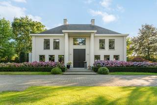 Schitterende strakke manoirvilla op zuidwest gericht perceel van 3.187 m² te Weelde, nabij de Nederlandse grens, op slechts 5 km van het...