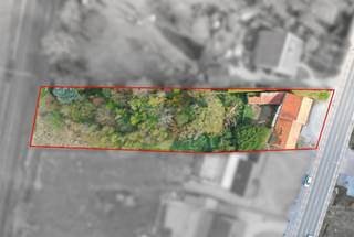 <p><span>Dit handelspand met woonst, gelegen op een perceel van 21a30ca langs de Steenweg in Diepenbeek, vormt een interessante opportuniteit voor ontwikkelaars en investeerders. De centrale ligging tussen Diepenbeek en Hasselt, in combinatie met goede visibiliteit en passage, maakt dit een aantrekkelijke locatie. </span></p><p><span> </span></p><p><span>Het perceel, met een breedte van +- 22 meter, is geschikt voor projectontwikkeling: realisatie van een open bebouwing, twee halfopen bebouwingen of meerdere appartementen (onder voorbehoud van vergunning). Meer informatie over het mogelijk aantal te realiseren appartementen kan u verkrijgen via onderstaande contactgegevens. </span></p><p><span> </span></p><p><span>Een belangrijke troef is dat men kan genieten van het verlaagd btw-tarief van 6% bij sloop- en heropbouw (i.p.v. 21%), mits er aan de voorwaarden wordt voldaan. </span></p><p><span> </span></p><p><span>Voorschriften kort samengevat: </span></p><p><span>- Min. perceelsbreedte voor halfopen bebouwing 10m en voor open bebouwing 14m</span></p><p><span>- Bouwdiepte gelijkvloers max. 17m</span></p><p><span>- Bouwdiepte eerste verdieping max. 12m</span></p><p><span> </span></p><p><span>Wilt u het pand bezoeken of wenst u meer info te ontvangen? Neem dan gerust contact op via Mike@jemar.be of 0487 96 38 96.</span></p>