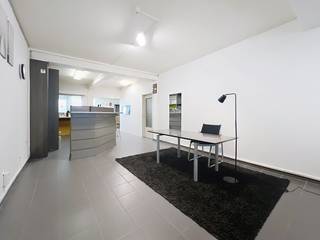 Dit zeer goed gelegen handelspand is momenteel ingericht als kantoor doch kan dienen tot werkelijk alle doeleinden, zowel horeca, winkelpand, kabinet voor kinésist, podologie, nagelstudio etc..... Het pand is gelegen in de zone die gekend staat als de “gouden driehoek van Mariakerke”. Er is een totale nuttige oppervlakte van 120m² en bovendien beschikt men nog over een kelderruimte van 20m². Het beschikt over een recente individuele verwarming op aardgas en er werden nieuwe ramen geplaatst. Er zijn ook reeds optimale sanitaire voorzieningen. Mits wat opfrissingswerken kan men hier heel snel een bloeiende handelszaak uit de grond stampen!