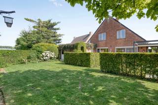 Située dans une rue résidentielle calme de la charmante commune de Merchtem, cette villa unique avec cabinet médical intégré offre une...