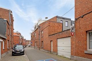 Right in the historic center, a few steps from Leuven station, we are pleased to offer for sale this house to renovate with a frontage width of...