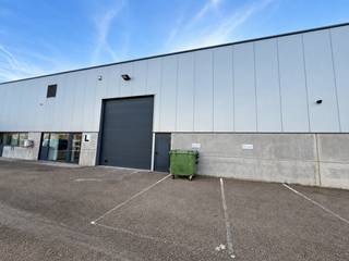 <p>🚨 BEDRIJFSHAL 300 m² TE HUUR IN WESTERLO</p><p>Op zoek naar een goed bereikbare bedrijfsruimte voor je onderneming?</p><p>📐 300 m²</p><p>🏢 Magazijn</p><p>🚛 Grote sectionale poort</p><p>🛣️ Vlak bij de autosnelweg</p><p>🔐 Alarminstallatie</p><p>📍 Westerlo</p><p>⚡ Onmiddellijk beschikbaar</p><p>💶 € 1.500/maand</p><p>Ideaal voor KMO, zelfstandige, aannemer, opslag, logistiek, groothandel, webshop of technische onderneming.</p><p>Een praktische bedrijfsruimte op een strategische locatie met uitstekende bereikbaarheid.</p><p>📩 Interesse? Stuur een bericht voor meer informatie of een afspraak ter plaatse.</p>