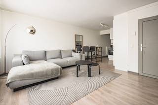 <p>Op de gelijkvloers van dit volledig gerenoveerd kleinschalig appartementsgebouw op de Salvialei bevindt zich dit instapklare appartement. Dankzij de recente totaalrenovatie in 2024 geniet u hier van modern comfort, lage gemeenschappelijke kosten en een aangename woonomgeving op de grens van Merksem en Schoten, aan den Deuzeld. <br />Enkele pluspunten: <br />+ Zuid-West tuin van 120m2! <br />+ Volledig gerenoveerd gebouw met lage kosten! <br />+ Instap klaar appartement <br />+ Gegeerde wijk, grens Merksem tegen Schoten <br /><br />Dit appartement verwelkomt u in een aangename en lichtrijke leefruimte, waar de grote ramen met rolluiken zorgen voor een veel natuurlijk licht. De ruimte is afgewerkt met een verzorgde laminaatvloer en sluit aan op de grote keuken. Deze keuken is voorzien van een gasvuur en geef toegang tot de Zuid-West tuin van 100m2! Verder beschikt het appartement over een ruimte met de wasmachine en droogkast die inbegrepen zijn! <br />Vervolgens een moderne badkamer met inloopdouche, lavabomeubel en hangwc. Achteraan bevindt zich de ruime slaapkamer van 13 m², die doorgeeft tot nog een even grote ruimte met een 2de apart toilet, echter staan deze niet mee op de originele vergunning/onvergund is. Achter de slaapkamer kan u genieten van de Zuid-West georiënteerde tuin van 120m2 dewelke geniet van meerdere terrassen, veel groen en veel privacy!<br /><br />Tot slot geniet u hier van een uitstekende bereikbaarheid dankzij de nabijheid van tram 2 en 3, waarmee u zich vlot naar het centrum van Antwerpen verplaatst. Gelegen in de gegeerde wijk Merksemheide, op de grens met Deuzeld in Schoten, woont u hier in een rustige en aangename buurt met alles binnen handbereik.</p>