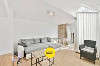 Dit op te frissen duplex-appartement biedt een uitstekende combinatie van ruimte, lichtinval en een centrale ligging. Dankzij de praktische...