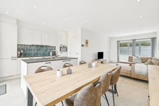 Deze instapklare rijwoning werd recent gerenoveerd en combineert hedendaags wooncomfort met een uitstekende energiezuinigheid. Op het gelijkvloers geniet u van een lichtrijke leefruimte met open, volledig uitgeruste keuken en een praktische wasberging. De bovenverdiepingen bieden drie slaapkamers en twee verzorgde badkamers, ideaal voor gezinnen of wie graag extra ruimte heeft. Dankzij de vloerverwarming op het gelijkvloers, de conforme elektriciteit, het ventilatiesysteem en de gunstige EPC-score bent u verzekerd van een comfortabele en zorgeloze woonervaring. Bovendien wordt de woning volledig gemeubeld verkocht, zodat u onmiddellijk kunt intrekken of verhuren.<br />EPC: 118 kWh/m² - UC: 3771551 ~ Vg, Wg, Gvkr, Gvv, Gmo ~ Ref. MI24381