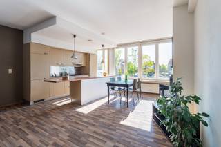 Dit tof en op te frissen appartement is gelegen midden in bruisend Merksem. De uitstekende ligging, omringd door winkels, scholen...