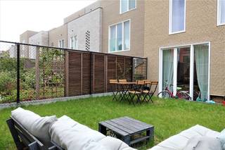 <p><span>GENT - Pieter Colpaertsteeg: Op zoek naar een energiezuinige nieuwbouwwoning te huur in Gent? Dan is dit pand mogelijk iets voor u.</span></p><p><span> </span></p><p><span>De belangrijkste troeven:</span></p><ul><li><span>Moderne strakke woonst met alle comfort</span></li><li><span>Rustig en centraal gelegen tussen de Coupure en de Nieuwewandeling</span></li><li><span>Groen, ruim en goed bereikbaar wonen op fietsafstand (3min) van centrum Gent</span></li><li><span>Gebruik van de publieke tuin van 2.000m² </span></li><li><span>Inclusief ondergrondse autostaanplaats + berging</span></li></ul><p><span> </span></p><p><span>Zo ziet de gelijkvloers eruit:</span><span> </span></p><p><span>Inkomhal met gastentoilet, technische berging (met aansluiting wasmachine) en plaats voor een vestiaire kast, een lichtrijke woon-en eetruimte met aansluitend een geïnstalleerde keuken (spoelbak, inductiekookplaat, dampkap, oven, koelkast  en vaatwasmachine). <br />De woonruimte geeft uit op het terras en stadstuin. De privé tuin komt uit in de publieke tuin van het project WATT waar u kan genieten van alle voordelen van deze groene site.</span></p><p><span> </span></p><p><span>Eerste verdieping: </span></p><p><span>De nachthal geeft uit tot de 3 slaapkamers (waarvan 1 met dressinghoek), badkamer (dubbele wasmeubel, douche en bad) en apart toilet.</span></p><p><span> </span></p><p><span>Belangrijk:</span></p><p><span>Dankzij de goede isolatie, warmtepomp en ventilatiesysteem type D is de woning uiterst energiezuinig. </span><span>Inclusief berging, fietsenstalling (kan afgesloten worden) en buurtschuur.</span></p><p><span> </span></p><p><span>Beschikbaar vanaf 1/12/2026. Domicilie verplicht.</span></p><p><span> Huurprijs: € 1590 + € 20 (gemeenschappelijke kosten). EGW afzonderlijk af te rekenen. </span></p><p><span> </span></p><p><span>Neem contact op met ons kantoor Axel Lenaerts voor een bezoek ter plaatse via onze website.</span></p><p><span> </span></p>