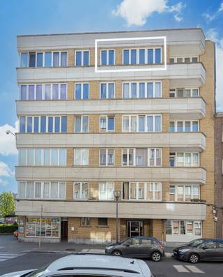 <p>Aangename en ruime studio op de vijfde verdieping met lift in een goed beheerde en onderhouden residentie. Residentieel en centraal gelegen in het centrum van Koekelberg waar het aangenaam wonen is. Op wandelafstand van het Elisabethpark en in directe nabijheid van scholen, plaatselijke handelszaken en openbaar vervoer, bus en tram met aansluiting naar het metrostation Simonis en Ossegem. <br /><br />Het appartement bestaat uit een inkomhal, leefruimte met aansluitend een ingerichte keuken, badkamer, afzonderlijk toilet en in de kelderverdieping een grote privatieve kelder. Het appartement is vrij van gebruik en ideaal voor eigen bewoning of als investering.</p><p>Elektrische installatie is conform. Te bezoeken op afspraak! EPC G 528kWh/m²;</p>