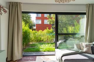 Luxueus gerenoveerd, energiezuinig 2-slaapkamerappartement op het gelijkvloers van een kleinschalig gebouw, voorzien van een zalig tuintje vooraan en ruim terras achteraan.<br />Het appartement is 100% instapklaar.<br /><br />Locatie:<br />Het appartement is gelegen in een rustige straat in de Buizegemwijck, op korte afstand van diverse buurtwinkels. Dankzij de vlotte verbindingen zijn Antwerpen, Brussel en Mechelen gemakkelijk bereikbaar.<br /><br />Indeling:<br />Inkom met apart toilet en ingemaakte kasten met plaats voor de wasmachine.<br />Lichtrijke living op prachtige parketvloer<br />Open en volledig geïnstalleerde open keuken met toestellen<br />Leuk tuintje vooraan aan de leefruimte en achteraan aan de slaapkamers een ruim terras<br />Prachtige badkamer met inloopdouche en lavabomeubel <br />2 slaapkamers: waarvan 1 masterbedroom die voorzien is van ingemaakte kasten.<br /><br />Bijzonderheden:<br />- Beschikbaar vanaf 01-12<br />- Maandelijkse kosten 85 euro, water inbegrepen. <br />- Verbruik gas en elektriciteit met eigen meters. <br />- Privatieve kelderberging. <br /><br />Reserveer uw bezoekmoment via https://mijnhuurprofiel.be/property/a6687add-584c-41b5-afe6-d02e0baeee3c
