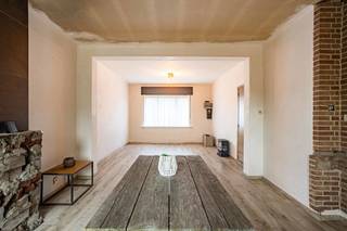 Deze deels gerenoveerde halfopen bebouwing bevindt zich in een zeer rustige straat. Je komt binnen in de aparte inkomhal die toegang geeft tot...