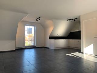 Lichtrijk en modern dakappartement met zuidgericht terras, 2 slaapkamers en autostaanplaats • Gemeenschappelijke kost (Provisie): €60/maand • EPC:...