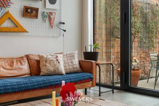 Interesse? Meer informatie op www.SWEVERS.be. - Deze volledig en stijlvol gerenoveerde rijwoning in Hasselt combineert rust, comfort en...