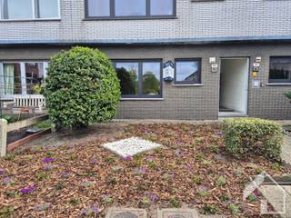 Gerenoveerd appartement op het gelijkvloers met 2 slaapkamers, tuin en garage! Gelegen nabij het centrum van Hoevenen vinden we dit kleinschalig...
