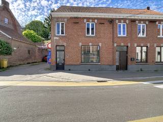 Deze charmante halfopen woning in Korbeek-Dijle met 2 slaapkamers, tuin en terras werd in 2012 grondig gerenoveerd en biedt een comfortabele...