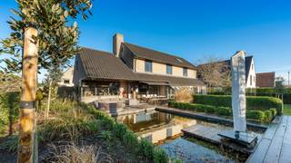 Op wandelafstand van het centrum van Knokke verkopen wij deze losstaande villa gelegen op een mooi perceel van 776 m². Een grote en stevig...
