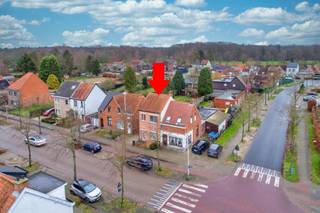 Instapklare half open bebouwing met drie slaapkamers, tuin en zonnepanelen.
Deze gezellige woning bevindt zich in een groene omgeving en heeft volgende indeling:
Op het gelijkvloers een inkomhal.
Een lichtrijk leefgedeelte op parket vloer, een ingebouwde houtkachel, overal dubbel glas en rolluiken.
Een volledig ingerichte keuken, met kookgedeelte, spoelbak, oven, koelkast en nieuwe vaatwasser.
Een ruime badkamer met ligbad, douche en dubbele lavabo en natuurlijke verluchting. Apart toilet.
Technische ruimte met CV ketel en plaats voor wasmachine en droogkast met doorgang naar de tuin.
Op de eerste verdieping twee slaapkamers, waarvan één ingericht als dressing.
De tweede verdieping omvat een volledig afgewerkte, derde slaapkamer.
De tuin is zuidoost gelegen, terras aan de woning en achteraan een tuinhuis/garage, met tweede overdekt terras.
EPC D (geen renovatieplicht), Elektriciteit conform, geen asbest, geïsoleerd dak met zonnepanelen.
Deze woning is rustig gelegen maar toch in de directe omgeving van het centrum, scholen en openbaar vervoer. Verschillende fiets en wandelroutes in de buurt.