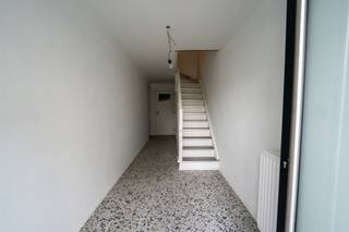 <p><span>Dit volledig gerenoveerd appartement is zeer goed gelegen in het centrum van Duffel, nabij winkels, scholen en openbaar vervoer.</span></p><p><span>Het appartement is gelegen op de 2de verdieping van een kleinschalige residentie met 2 appartementen.</span></p><p><span>Op het gelijkvloers is er een ruime garage die optioneel kan aangekocht worden voor 25.000euro.</span></p><p><span>Het appartement bestaat uit een inkomhal, gastentoilet, ruime en lichte leefruimte en annex keuken met alle comfort.</span></p><p><span>De badkamer heeft een inloopdouche en een badmeubel met bergruimte.</span></p><p><span>Er zijn 2 slaapkamers en een terras met buitenberging.</span></p><p><span>Op het gelijkvloers heeft dit appartement eveneens 2 ruime bergingen.</span></p><p><span>Ook ideaal als investeringspand.</span></p><p><span>We werken voor dit volledig gerenoveerd instapklaar pand met een vaste prijs.</span></p><p><span>Verwacht jaarlijks brutorendement : 13.200 euro</span></p><p><span>Verwacht jaarlijks brutorendement garage : 1.200euro</span></p><p><span> </span></p><p><span> </span></p><p><span> </span></p>