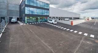 Uitstekend gelegen logistieke loods met een oppervlakte van 32.000 m² (en een mezzanine van 5.554 m²) in combinatie met kantoren van 1.050 m²...