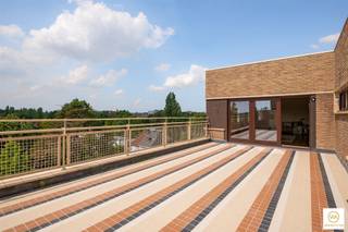 <p><span>Dit zeldzaam en authentiek Art- Déco penthouse (ca 172 m² + ca 80 m² terrassen) vinden we terug in de befaamde residentie "Elsdonk" nov Léon Stijnen in de jaren 30 op korte afstand van de stad en nabij het groen van Fort IV en V en Middelheim. Dit instapklaar app. heeft een giga ZW-georiënteerd terras met vergezicht rondom. Ruime & lichte leefruimte op origineel visgraatparket, ingerichte open luxekeuken. Ruimte in overvloed voor nog een bureau, 2 ruime slaapkamers beide met toegang naar de badkamer met ligbad, wc en inloopdouche. Volledig op authentiek parket, gastentoilet en inkomhal op travertijn. Gemeenschappelijke tuin. Ca 350€ maandelijkse kosten (water, syndicus, onderhoud tuin + gebruik gemene delen inbegrepen). </span></p><p><span>Prachtig en zeldzaam object. </span></p><p><span>Voor kenners!</span></p><p><span> </span></p><p><span>Extra's:</span></p><p><span> </span></p><p><span>* dit iconisch gebouw werd recent volledig aangepast aan de huidige normen;</span></p><p><span>* prachtig en uniek parktuin met acces voor de bewoners</span></p><p><span>* elektriciteit is conform</span></p><p><span>* aansluitende berging voor wasmachines ed</span></p><p><span>* uniek terras</span></p><p><span>* badkamer op mozaïek</span></p><p><span>* zeer lichtrijk</span></p><p><span>* tal van parkeerplaatsen om de hoek</span></p><p><span> </span></p><p><span>Kortom; unieke kans om in een schitterend appartementsgebouw nav van Steynen te kunnen wonen.</span></p>