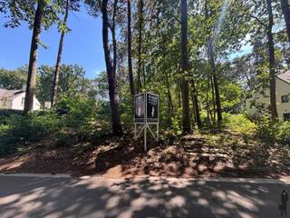 <h3><span><strong>Ruime bouwgrond voor een open bebouwing op een perceel van 1.013 m² te Tremelo.</strong></span><span></span></h3>
<p>Bent u op zoek naar de ideale locatie om uw droomwoning te realiseren? Dan is deze bouwgrond, gelegen aan de <strong>Honsdonkstraat 3D te Tremelo</strong>, zeker een bezoek waard!</p>
<p>Deze mooi gelegen bouwgrond heeft een oppervlakte van <strong>1.013 m²</strong> en is bestemd voor de oprichting van een <strong>vrijstaande eengezinswoning</strong>. Dankzij de gunstige perceeloppervlakte biedt dit perceel tal van mogelijkheden voor het bouwen van een ruime gezinswoning met een aangename tuin.</p>
<p>Volgens de geldende bouwvoorschriften bedraagt de <strong>maximale bouwdiepte 18 meter</strong> en is een <strong>maximale bebouwbare grondoppervlakte van 220 m²</strong> toegestaan. Kamers onder het dak zijn mogelijk en een vrijstaand tuinhuis van maximaal <strong>12 m²</strong> is eveneens toegelaten, mits naleving van de verkavelingsvoorschriften.</p>
<p>De bouwgrond is rustig gelegen, met een vlotte verbinding naar het centrum van Tremelo, scholen, winkels en de belangrijkste invalswegen.</p>
<p>De bouwvoorschriften zijn beschikbaar en kunnen op eenvoudig verzoek via ons kantoor worden verkregen.</p>
<p>Voor meer informatie of een afspraak kan u contact opnemen met onze vastgoedverantwoordelijke via <strong>015 70 70 00</strong> of mailen naar <strong>keerbergen@deboerenpartners.be</strong>.</p>
<h3><span><strong>Bijzonderheden:</strong></span></h3>
<ul>
<li>Bouwgrond voor een <strong>vrijstaande eengezinswoning</strong></li>
<li>Perceeloppervlakte: <strong>1.013 m²</strong></li>
<li>Maximale bouwdiepte: <strong>18 meter</strong></li>
<li>Maximale bebouwbare grondoppervlakte: <strong>220 m²</strong></li>
<li>Kamers onder het dak mogelijk</li>
<li>Tuinhuis toegelaten tot <strong>12 m²</strong></li>
</ul>