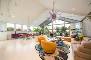 <p>Welkom in Dorp in de Stad, een exclusief loftencomplex verscholen in een voormalig industrieel pakhuis, op wandelafstand van het Eilandje.<br />Deze unieke loft van 203 m² combineert rauwe industriële architectuur met een uitzonderlijk hoog afwerkingsniveau.</p><p>Dorp in de Stad bestaat uit drie gebouwen, slim gepositioneerd rond kasseien binnenplaatsen en verbonden door overbouwde doorgangen. Het rood baksteenmetselwerk in kruisverband en de authentieke pakhuisstructuur verwijzen naar het industriële verleden van eind 20e eeuw — vandaag vertaald naar een verfijnde, private woonbeleving.</p><p>• 2 slaapkamers & 2 badkamers<br />• Hoge plafonds en grote raampartijen<br />• Terras met panoramisch zicht over de stad<br />• Hoogwaardige afwerkinggraad</p><p>De riante leefruimte vormt het hart van de loft. Originele bakstenen muren en zichtbare staalstructuren bepalen de sfeer, terwijl het overvloedige daglicht en de hoge plafonds zorgen voor een indrukwekkend ruimtegevoel. Aansluitend bevindt zich het terras, met een wijds uitzicht over de oude stad — een ideale plek om te genieten van de avondzon. De open keuken is een statement op zich: afgewerkt in composiet en volledig uitgerust met hoogwaardige toestellen. Hier gaan design en functionaliteit perfect samen.</p><p>De master bedroom beschikt over ingemaakte kasten in walnootfineer en een luxueuze ensuite badkamer met inloopdouche, wastafel en toilet. De dressing werd uitgevoerd in gelakte palissander — verfijnd tot in het detail.<br />Op de mezzanineverdieping bevindt zich een 2e slaapkamer, aangevuld met een extra douchekamer.</p><p>Een loft waar industriële ziel en hedendaagse luxe elkaar versterken, midden in de stad en toch in alle privacy.</p><p>Ontdek deze uitzonderlijke loft nabij het Eilandje en plan uw bezoek via sinjoor.be</p>