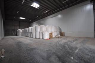 In Avelgem, deelgemeente Kerkhove bevindt deze magazijnruimte van 350 m² zich. De loods heeft een breedte van 12 meter en diepte van 29 meter. Voorzien van een sectionale poort met een hoogte van 4 meter en er is verlichting aanwezig. <br />Er is voldoende manoeuvreer ruimte voorzien aan de toegang en een parking aanwezig die afsluit met slagboom.<br />Maandelijkse provisie van 100 euro voor verbruik elektriciteit en water.<br />Vrij vanaf 01/04/2025.<br />Bent u opzoek naar meer ruimte? De loods kan uitgebreid worden per circa 175 m², in totaal is er 2100 m² beschikbaar.<br />Interesse? Contacteer Immo Roman: 0485 53 17 16