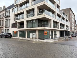 CENTRAAL GELEGEN HANDELSPAND IN EEN RECENT GEBOUW Volledig instapklare handelsruimte met unieke visibiliteit nabij het gerechtsgebouw te Kortrijk.Het...