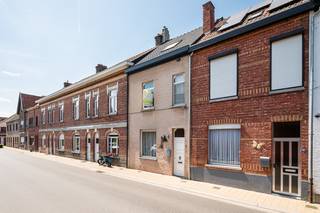 Deze te renoveren woning biedt een uitstekende kans voor wie op zoek is naar een betaalbare gezinswoning of investering met tal van mogelijkheden...