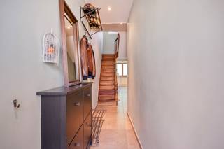 Bent u op zoek naar een instapklare woning op een centrale locatie? Dit gerenoveerde huis in de Brandweerstraat biedt de perfecte balans tussen...