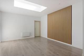<p><strong>Dit is een VANAF PRIJS – U kan een bod doen VANAF € 299.000.</strong><br /><br />Gelegen langs de Oostvaartdijk 76 in Grimbergen bevindt zich deze gezellige en instapklare woning, waar rust en een aangename woonomgeving centraal staan. De woning geniet van een mooie ligging aan het water, waardoor je vanuit de leefruimtes kan genieten van een aangenaam uitzicht en een gevoel van ruimte en rust.<br /><br />De woning werd volledig gerenoveerd in 2021 en werd sindsdien steeds netjes onderhouden. Dankzij de rustige ligging langs het water is dit een ideale thuis voor wie op zoek is naar een aangename woonomgeving, weg van de dagelijkse drukte en toch met een vlotte bereikbaarheid.</p>
<p>Je komt de woning binnen via de inkomhal, die toegang biedt tot de ruime leefruimte en de keuken. Aansluitend bevinden zich het toilet met lavabo en aansluitinig voor de wasmachine.<br /><br />Op de eerste verdieping bevindt zich een ruime slaapkamer en een aparte badkamer, uitgerust met een douche, dubbele lavabo en toilet.<br /><br />Het zolderverdiep biedt nog twee ruime slaapkamers en een handige bergruimte. Hierdoor beschikt de woning over een aangename indeling met voldoende ruimte voor een gezin, thuiswerk of hobby's.</p>
<p><strong><br />Wens je deze woning zelf te ontdekken?</strong> Contacteer ons via <strong>015 68 26 08</strong> of <strong>info@imperiavastgoed.be</strong> voor meer informatie of een bezoek.</p>