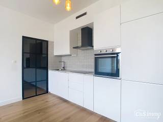 Ontdek dit volledig gerenoveerde appartement op de derde verdieping, ideaal gelegen en instapklaar!Via de ruime inkomhal (ca. 6 m²) met ingemaakte...