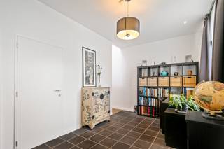 Op een centrale locatie te Wilrijk vinden we deze instapklare gerenoveerde woning met 3 slaapkamers en charmante stadstuin. U bevindt zich hier op wandelafstand van supermarkten, eet-en drankgelegenheden, winkels, scholen, het openbaar vervoer alsook het Park Van Eeden. De A12, de oprit van de E19 alsook het Universitair Ziekenhuis Antwerpen bereikt u binnen de 5 à 10 minuten met de auto.<br /><br />Benieuwd naar deze woning? Klik hier voor een prachtig vogelperspectief!<br /><br />We betreden deze instapklare woning via de royale inkom met apart gastentoilet en ruimte voor een bureau. Via de traphal, met een prachtig hoog plafond, en langs de vestiaire komen we in de lichtrijke leefruimte. De open keuken is mooi geïntegreerd in het geheel en is voorzien van de nodige toestellen. Via de leefruimte bereiken we de tuinkamer die fungeert als verlenging van het wooncomfort naar buiten toe. In de charmante tuin met terras en tuinhuis kan u steeds in alle rust en privacy genieten van het mooie weer. Verder beschikt het gelijkvloers nog over een berging met aansluiting voor wasmachine en droogkast, alsook de toegang naar de kelderruimte. Op de eerste verdieping komen we bij 3 slaapkamers, een apart toilet alsook de badkamer, voorzien van dubbele lavabo en douchebad. Op de overloop in de vide kan u eveneens een bureauruimte inrichten. De woning is uniek door zijn verschillende dakkoepels, hoge plafonds en zonnepanelen. <br /><br />Bij interesse kan een overdekte autostaanplaats op 200m van de woning extra aangekocht worden voor 22.500 euro.<br /><br />Dit is een uitstekende opportuniteit als u op zoek bent naar een instapklare woning met 3 slaapkamers en charmante stadstuin op een centrale locatie te Wilrijk. Contacteer ons voor meer informatie op 0472 82 80 66 of neem een kijkje op www.boonstravastgoed.be. <br /><br />Bijzonderheden:<br />- Uniek karakter<br />- Gezellige stadstuin<br />- Gunstige EPC score B