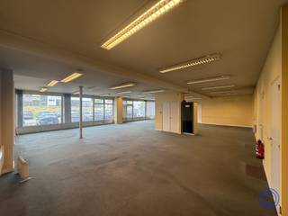 Informatie kantoorruimte:Deze kantoor- of handelsruimte van ca. 240 m² biedt tal van mogelijkheden en is ideaal gelegen voor bedrijven die belang...