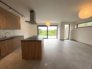 OUWEGEM- Vous êtes à la recherche d'un appartement de 3 chambres à coucher avec une terrasse spacieuse et un jardin dans le centre de Ouwegem ?Ce...