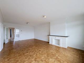 Dit charmante appartement is gelegen op de Victor Braeckmanlaan in Sint-Amandsberg. De ligging is uiterst praktisch: op minder dan 15 minuten fietsen bevindt u zich in het historische en bruisende centrum van Gent, terwijl u in de directe omgeving profiteert van tal van winkels, diensten en openbaar vervoer.<br /><br />Het appartement kent een zeer aangename en open indeling. Aan de voorzijde bevindt zich de royale leefruimte met een grote lichtinval en directe toegang tot het eerste terras. Aansluitend op de woonkamer ligt de praktische keuken. <br /><br />Aan de achterzijde van het gebouw bevinden zich de twee volwaardige slaapkamers. Beide kamers verlenen toegang tot het tweede terras, waar u in alle rust kunt genieten van een mooi en vrij uitzicht. Dit maakt het appartement bijzonder doordacht ingericht, met een heldere scheiding tussen het leef- en rustgedeelte. <br /><br />Indeling van het appartement:<br />Inkomhal - ruime leefruimte - terras 1 (voorzijde) - keuken - nachthal - slaapkamer 1 - slaapkamer 2 - terras 2 (achterzijde met open zicht) - badkamer - toilet - gemeenschappelijke voor- en achtertuin<br /><br />Praktische info:<br />- Provisie privatief verbruik (verwarming en water): 150,00 EUR/maand<br />- Provisie onderhoud gemene delen: 100,00 EUR/maand<br />- Garagebox: 85,00 EUR/maand<br /><br />Onmiddellijk beschikbaar!
