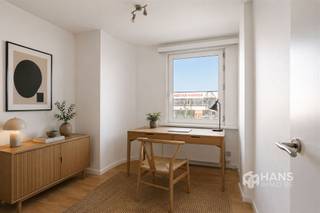 <p><span>Instap klaar appartement (74 m²) met 2 slaapkamers in Deurne.</span></p><p><span> </span></p><p><span>Op een centrale locatie met openbaar vervoer, (lokale) winkels en scholen op wandelafstand treffen we dit betaalbaar appartement met veel potentieel. Met de auto bereik je de snelweg in slechts enkele minuten. Liever de fiets? Je kan hier gemakkelijk gebruik maken van het velo-deelsysteem.</span></p><p><span> </span></p><p><span>Het appartement bevindt zich op de eerste verdieping van een hoekgebouw van 3 hoog. Een groot pluspunt: </span><span>er zijn geen maandelijkse vaste kosten</span><span>. Het water wordt jaarlijks evenredig verdeeld onder de bewoners en de </span><span>verwarming is individueel op gas</span><span>. Je komt binnen in de ruime leefruimte met open keukenhoek – samen goed voor </span><span>45 m²</span><span> aan comfortabele woonruimte. De badkamer (4 m²) is uitgerust met een douchecabine, toilet en lavabomeubel. De twee slaapkamers van </span><span>13 m²</span><span> en </span><span>9 m² </span><span>staan met elkaar in verbinding en kunnen flexibel worden ingericht. Daarnaast beschikt het appartement nog een praktische berging met plek voor een wasmachine.</span></p><p><span> </span></p><p><span>Ben je op zoek naar een betaalbaar appartement met mogelijkheden? Mis deze kans niet!</span></p><p><span> </span></p><p><span>Bewoonbare opp. 74 m² ref.: bruto vloeropp. EPC. Voor meer info of een gratis schatting surf naar www.hansimmo.be</span></p><p><span> </span></p>