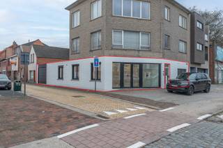 Gerenoveerd handelspand met garage, gelegen op de Antwerpsesteenweg te Vosselaar!Omschrijving:Deze handelsruimte van ± 165m² is zeer centraal...
