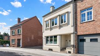 RIEMST - Woonhuis met studio, paardenstallen en loods<br /><br />KIJKDAG: WOENSDAG 30/9/2026 van 15u-17u (enkel op afspraak)<br /><br />In een rustige straat in Riemst bevindt zich deze halfopen bebouwing die werd ingedeeld in twee afzonderlijke wooneenheden, bestaande uit een studio op het gelijkvloers en een ruimere woning op de eerste en tweede verdieping. <br />Daarnaast beschikt het geheel over een ruime loods met paardenstallen, een zadelkamer, hooizolder en bijkomende bergruimte, aangevuld met een paddock.<br /><br />Op het gelijkvloers bevindt zich een afzonderlijke studio met een keuken, badkamer, leefruimte en een aansluitende slaapkamer. Deze ruimte biedt verschillende mogelijkheden en kan eventueel verhuurd worden. De studio dient wel gerenoveerd te worden en beschikt momenteel over een EPC-label F.<br /><br />De eigenlijke woning bevindt zich op de eerste en tweede verdieping en biedt een aangename en ruime woonomgeving. Op de eerste verdieping vinden we een ruime leefruimte met zithoek en eetplaats, een ruime keuken met aansluitende berging, een badkamer en een afzonderlijk toilet. De tweede verdieping omvat een kleinere kinderkamer en een grote slaapkamer met terras.<br />Dit gedeelte wordt momenteel verhuurd tot maart 2027.<br /><br />Een absolute troef van deze eigendom is de ruime loods, die rechtstreeks aansluit bij de woning. De loods beschikt over drie paardenstallen, een zadelkamer en heel wat bijkomende opbergruimte. Boven de loods bevindt zich een ruime hooizolder die rechtstreeks verbonden is met de eerste verdieping van het woonhuis. <br />Ook buiten biedt deze eigendom heel wat mogelijkheden. Er is voldoende parkeergelegenheid rondom de woning, en er is een paddock voor de paarden. Daarnaast bestaat er de mogelijkheid om een verderop gelegen weiland te huren.<br /><br />Verdere informatie of interesse in een bezoek? U kan ons steeds contacteren op 053/60 65 66!