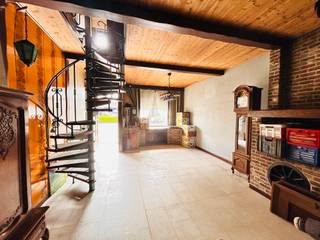 Op zoek naar je eerste woning of als investering? Dan is dit pand wel iets voor jou!<br />Woning biedt veel mogelijkheden om in te richten naar eigen smaak.<br /><br />Indeling:<br />inkomhal, living, keuken, badkamer, toilet, veranda en tuin<br />1ste verdiep: 2 slaapkamers<br />zolder (mogelijkheid voor extra slaapkamer)<br /><br />troeven:
<ul><li>veel mogelijkheden</li><li>gemakkelijk bereikbaar via de invalswegen</li><li>nabij openbaar vervoer, winkels en scholen</li></ul>