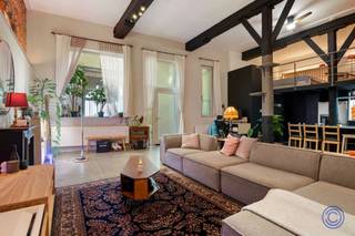 <p><span>Loft de caractère dans un bâtiment médiéval unique du centre historique d’Anvers</span></p><p><span>Au cœur historique d'Anvers, cet appartement de caractère surprend par son ambiance loft résolument industrielle. Des murs en briques authentiques, des poutres apparentes et de hauts plafonds constituent le décor d'un lieu de vie exceptionnel doté d'une mezzanine, d'une cuisine ouverte et d'une terrasse donnant sur la cour.</span></p><p><span> </span></p><p><span>Agencement</span></p><p><span>C'est par la Via Oude Waag 4 et une cour privée fermée que l'on accède à cet appartement de caractère de style loft. Des murs en briques authentiques, des poutres apparentes et une hauteur sous plafond d'environ 4 mètres confèrent à l'espace de vie un caractère particulièrement spacieux.</span></p><p><span> </span></p><p><span>L'espace de vie allie des éléments historiques à un carrelage contemporain aspect béton, posé en grands formats de 120 × 120 cm. La cuisine ouverte dispose d'un îlot spacieux avec double évier, d'une plaque à induction à quatre zones de cuisson, d'un lave-vaisselle et d'un bar. Elle offre également de nombreux rangements et un four combiné. Le réfrigérateur indépendant reste en place. L'appartement bénéficie d'un droit d'usage de la cour fermée de l'immeuble situé au 4 Oude Waag. On y trouve une terrasse d'environ 6 m² ainsi qu'un espace pour garer les vélos. La cour appartient à un autre propriétaire et peut être utilisée à perpétuité grâce à une servitude. La mezzanine est revêtue d’un parquet et offre une vue sur l’espace de vie situé en dessous. Les poutres en bois d’origine renforcent l’atmosphère chaleureuse. Un escalier en acier avec des marches en bois relie les deux niveaux. La salle de bains est équipée d’une douche à l’italienne, d’un meuble-lavabo avec armoire à miroir et de toilettes. Elle dispose de branchements pour une machine à laver et un sèche-linge, ainsi que d’un espace de rangement attenant. La cave est directement accessible depuis la salle de bains. Spacieuse et voûtée, elle est également accessible directement depuis l’appartement et offre de nombreuses possibilités supplémentaires.</span></p><p><span> </span></p><p><span>Principaux atouts</span></p><ul><li><span>Murs en briques d'origine et poutres apparentes.</span></li><li><span>Une hauteur sous plafond d’environ 4 mètres dans la pièce à vivre.</span></li><li><span>Mezzanine avec parquet et vue sur le salon.</span></li><li><span>Cuisine ouverte spacieuse avec îlot et nombreux rangements.</span></li><li><span>Droit d'usage d'une cour fermée avec une terrasse d'environ 6 m².</span></li><li><span>Grande cave voûtée, accessible directement depuis l'appartement.</span></li><li><span>Situation centrale dans le cœur historique d'Anvers.</span></li></ul><p><span> </span></p><p><span>Informations générales</span></p><p><span>Les charges de copropriété s'élèvent à 171 € s par mois et comprennent notamment la consommation d'eau privative, la constitution d'un capital de réserve, la consommation et l'entretien des parties communes ainsi que la police d'assurance collective.</span></p><p><span>L'appartement dispose de compteurs privés pour l'électricité et le gaz. La consommation d'eau est enregistrée via un compteur d'eau commun équipé d'un compteur intermédiaire individuel.</span></p><ul><li><span>PEP : label C.</span></li><li><span>Installation électrique : conforme à l'AREI.</span></li><li><span>Attestation d'amiante : sans danger lié à l'amiante. Cela ne signifie pas nécessairement que le bien immobilier est entièrement exempt d'amiante.</span></li></ul><p><span> </span></p><p><span>Le bâtiment</span></p><p><span>L'appartement est situé dans la maison traditionnelle à fond profond « “» Oude Waghe”, qui date de la seconde moitié du XVIe siècle ou de la première moitié du XVIIe siècle. Le bâtiment compte quatre travées et deux étages sous un toit en bâtière raide recouvert de tuiles, dont le faîte est perpendiculaire à la rue. À l'origine, l'immeuble faisait partie de la « “Waghetol »”, située à l'arrière et jouxtant l'Oude Waag.</span></p><p><span>Le bâtiment est équipé d'un vidéophone. Il n'y a pas d'ascenseur.</span></p><p><span> </span></p><p><span>Informations urbanistiques : le bâtiment a été divisé depuis 2008 et se compose de six appartements et de deux studios’. Les acheteurs potentiels doivent se renseigner de manière approfondie auprès du service d'urbanisme compétent afin de vérifier si l'appartement et l'ensemble du bâtiment sont en règle ou non. Ils doivent notamment accorder une attention particulière au lotissement, au nombre de logements, à la configuration et à la destination actuelles, ainsi qu’aux conséquences ou obligations éventuelles qui pourraient en découler.</span></p><p><span> </span></p><p><span>Situation</span></p><p><span>L'appartement est situé dans le centre historique d'Anvers, où le riche passé de la ville fait partie intégrante du cadre de vie quotidien. Avec un Mobiscore de 9,6/10, cet emplacement obtient un score particulièrement élevé en matière d'accessibilité aux commodités à pied ou à vélo.</span></p><p><span> </span></p><p><span>Les informations contenues dans cette brochure sont fournies à titre purement indicatif. Les acheteurs potentiels doivent se charger eux-mêmes de recueillir, de vérifier et d’interpréter les informations nécessaires.</span></p><p><span> </span></p><p><span> </span></p>