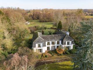 Deze karaktervolle kasteelvilla, ontworpen door architect C. Bogaerts en gebouwd in 1976, is gelegen op een uitzonderlijk groen en discreet domein...