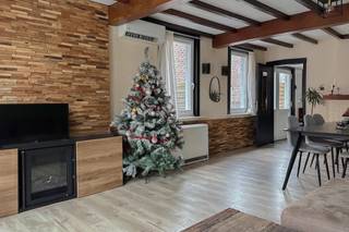 Op een rustige locatie in Herzele bevindt zich deze aangename woning met grote tuin.Deze halfopen woning beschikt over 2 slaapkamers.Dit huis...