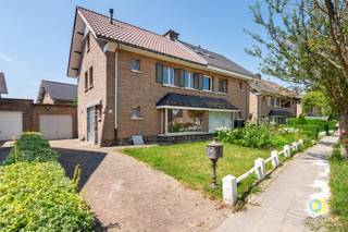 <p><span>Deze verzorgde halfopen bebouwing met garage is rustig gelegen in een gegeerde residentiële woonwijk van Vilvoorde, vlakbij het Domein Drie Fonteinen. Dankzij de nabijheid van het stadscentrum, scholen, winkels, openbaar vervoer en de vlotte verbinding naar Brussel en Antwerpen geniet u hier van een uitstekende ligging. De woning werd steeds met de grootste zorg onderhouden en is instapklaar. Wie dat wenst, kan ze verder moderniseren en naar eigen smaak inrichten. Met een gunstig EPC C, een recent geïsoleerd dak en een vernieuwde cv-ketel is ook de energetische basis alvast in orde. Via de inkomhal met gastentoilet bereikt u de lichtrijke leefruimte met grote raampartijen aan voor- en achterzijde. Aansluitend bevindt zich de keuken met toegang tot het overdekte terras en de onderhoudsvriendelijke tuin. Op de verdieping vindt u drie slaapkamers en een badkamer met douche en wastafel. De ruime zolder kan, mits het plaatsen van een vaste trap, worden ingericht als extra slaapkamer, bureau of hobbyruimte. De woning beschikt bovendien over een lange oprit, een garage en is volledig onderkelderd, waardoor er geen gebrek is aan parkeer- of bergruimte. Een ideale gezinswoning met veel potentieel op een uitstekende ligging.</span><span> </span></p>