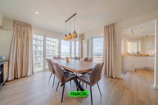 Op een topligging langs de Zeedijk in Raversijde bevindt zich dit lichtrijke hoekappartement met een bewoonbare oppervlakte van 89 m². Dankzij...
