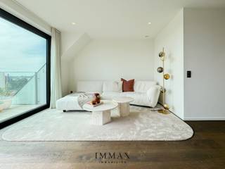 In het hart van het Zoute, op de prestigieuze Kustlaan en nabij het strand, bevindt zich dit luxueuze nieuwbouwappartement dat uitblinkt in comfort, afwerking en ligging. Het appartement geniet van prachtige open zichten op de omliggende villa’s, in één van de meest gegeerde buurten aan de Belgische kust.<br /><br />Bij binnenkomst op de benedenverdieping wordt u verwelkomd in een stijlvolle inkomhal, voorzien van een gastentoilet, vestiaire en praktische berging. De ruime en lichtrijke woonkamer met gashaard sluit naadloos aan op het zuidgerichte zonneterras dat een indrukwekkend panoramisch uitzicht biedt over het Zoute. De volledig uitgeruste open keuken met eethoek is ontworpen met oog voor detail en kwaliteit, en geeft toegang tot een tweede terras aan de achterzijde van het appartement.<br /><br />Op de bovenverdieping bevinden zich twee volwaardige slaapkamers. Waarvan één slaapkamer met een ensuite badkamer en een afzonderlijke douchekamer, wat zorgt voor maximale privacy en comfort. Een apart toilet is voorzien op de nachthal. Bovendien bestaat de mogelijkheid om een derde slaapkamer te creëren.<br /><br />Het appartement beschikt over een privatieve kelder en wordt volledig gemeubeld aangeboden. Meubels, gordijnen en decoratie zijn inbegrepen in de verkoopprijs.<br /><br />Met zijn hoogwaardige afwerking, functionele indeling en uitzonderlijke ligging vormt dit appartement een unieke kans voor wie op zoek is <br />naar een exclusieve woonst of tweede verblijf in het hart van het Zout.<br /><br />Stedenbouwkundige inlichtingen in aanvraag.<br /><br />Aarzel niet om ons te contacteren voor meer informatie: tel.: 050 62 44 14 of via knokke@immax.be