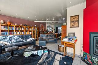 <p><span>Uitstekend gelegen gezinswoning met 3 slaapkamers, losstaande garage en gezellige tuin</span></p><p><span> </span></p><p><span>Dit betreft een goed uitgeruste halfopen bebouwing op een schitterende woonlocatie aan de dorpskern.</span></p><p><span>De woning is gelegen op wandelafstand van winkels, scholen, openbaar vervoer en het vernieuwde gemeentepark met speeltuin.<br />De recent vernieuwde badkamer, de energetische vernieuwingen met airco en zonnepanelen en de fijne tuin zijn slechts enkele van de troeven.<br /><br /></span><span>INDELING</span><span><br /><br /></span></p><p><span>Gelijkvloers:</span></p><p><span>Oprit met plaats voor meerdere wagens en laadpunt voor elektrische wagen.</span></p><p><span>Inkomhal.</span></p><p><span>Lichtrijke woonkamer met gezellige zithoek en haard.</span></p><p><span>Open, goed uitgeruste keuken.<br />Leefveranda die connectie maakt met de tuin.</span></p><p><span>Apart toilet en technische berging.</span></p><p><span>Gezellige en zonnige tuin met veel groen en verschillende terrassen.</span></p><p><span>Losstaande garage met automatische setionaalpoort, eveneens is de oprit afgesloten met een automatische poort.</span></p><p><span> </span></p><p><span>1e verdieping:</span></p><p><span>3 comfortabele slaapkamers waarvan 1 met ingemaakte kasten.</span></p><p><span>Recent vernieuwde badkamer met inloopdouche, lavabomeubel en toilet.</span></p><p><span> </span></p><p><span>Zolder:</span></p><p><span>Ruime zolder met mogelijkheid tot extra kamer(s).</span></p><p><span> </span></p><p><span>EXTRA</span></p><p><span>Bouwjaar 1989, doorheen de jaren goed onderhouden met regelmatig vernieuwingswerken.</span></p><p><span>PVC ramen met driedubbele beglazing.</span></p><p><span>CV via HR Condensatieketel op aardgas.</span></p><p><span>Asbestveilig (maar mogelijk niet asbestvrij).</span></p><p><span>Gehele bovenverdieping voorzien van ingebouwde airco. </span></p><p><span>Zonnepanelen aanwezig.</span></p><p><span>Laadpunt voor elektrische wagen aanwezig.</span></p><p><span>Elektriciteit niet conform.</span></p><p><span>Uitstekend gelegen in residentiële woonstraat op een steenworp van de dorpskern en het gemeentepark.</span></p><p><span>Vlotte ontsluiting richting E34 (Antwerpen-Gent), Sint-Niklaas en omliggende gemeenten.</span></p><p><span> </span></p><p><span>EPC: Label B - 132kWh/m²</span></p><p><span>Wg - Vg - Gvv - Gvkr - Gmo</span></p><p><span> </span></p><p><span><br /><br /></span></p><p><span> </span></p><p><span> </span></p>